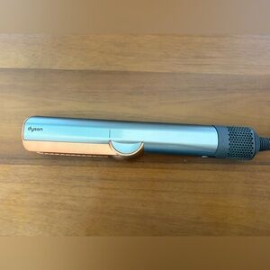 Dyson Airstrait